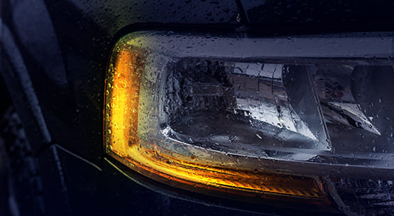 <p>Quem acompanha nossas publicações sabe que a instalação de faróis com lâmpadas de LED, em veículos que não contam com tal tecnologia, não é mais permitida desde 2021. Mas, e as lanternas indicadoras de direção lateral (setas) podem ter esse tipo de lâmpada instalada?</p>

<p>De acordo com a Resolução Contran 970/22, é proibida a substituição de lâmpadas originais dos sistemas de iluminação ou sinalização de veículos por outras de potência ou tecnologia diferentes, assim como a instalação de novos dispositivos. Tal mudança somente pode ocorrer se o uso dessas lâmpadas estiver previsto em manual ou literatura oficial do fabricante do veículo.</p>

<p>Dessa forma, antes de fazer uma alteração nas lâmpadas, seja do sistema de iluminação ou sinalização, é fundamental ter certeza por meio da leitura do manual do fabricante, se o veículo possui previsão e possibilidade de tal mudança. Essa atitude evitará eventuais aborrecimentos e multas por transgredir a legislação vigente!</p>

<p>📣 Em nossas inspeções verificamos todo sistema de iluminação e sinalização dos veículos. Qualquer modificação não permitida ou não regulamentada é passível de reprovação! Portanto, fique atento e analise cuidadosamente o manual do veículo antes de submetê-lo à alterações.😉</p>
