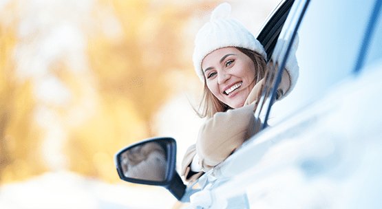 <p> </p>

<p><strong>Com temperaturas mais baixas, seu veículo pode apresentar problemas específicos da época. Por isso é bom ficar atento e ter alguns cuidados especiais: </strong></p>

<p><strong>✓ Óleo e filtro - o lubrificante tende a ficar mais “denso” em razão das temperaturas mais baixas. Por isso, é imprescindível fazer as trocas de óleo e filtro dentro dos prazos recomendados, e com produtos dentro das especificações que constam no manual.</strong></p>

<p><strong>✓ Ar-condicionado - não deixe de usá-lo mesmo no frio, afinal o equipamento também oferece ar quente, o que pode ser confortável. Além disso, o perfeito funcionamento do climatizador desembaça com mais facilidade os vidros. O sistema é composto por peças móveis, mangueiras e componentes que precisam de funcionamento para estarem sempre lubrificados. Ligue-o pelo menos uma vez por semana, por 10 minutos, para evitar o desgaste das peças e até um eventual vazamento do gás.</strong></p>

<p><strong>✓ Mangueiras e correias - o clima seco acelera o desgaste de componentes de borrachas e sintéticos. Mangueiras e correias ressecadas correm o risco de sofrer fissuras, provocar vazamentos e até de se romper – o que, no caso das correias dentadas do motor, pode resultar em grande prejuízo.</strong></p>

<p><strong>✓ Pneus - Da mesma maneira que o calor intenso não é bom para os pneus, as borrachas também sofrem com temperaturas muito baixas. As peças ficam sujeitas a mudar de pressão mais frequentemente no frio, então, é ainda mais importante fazer a calibragem uma vez por semana.</strong></p>

<p><strong>✓ Aceleração - Como já falado, o lubrificante tende a ficar mais viscoso sob clima mais frio. Desta forma, vai levar um pouco mais de tempo para alcançar todas as partes do motor. Por isso, acelere levemente nos primeiros dois minutos após dar a partida e tente não exceder 2.500 rpm nesse período.</strong></p>

<p><br />
<strong>Palavras-chaves: cuidados no frio, óleo e filtro, ar-condicionado, mangueiras e correias, pneus.</strong></p>
