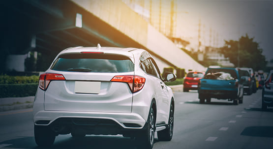 <p>Com a valorização dos carros usados, que tiveram um aumento significativo em seus valores nos últimos anos, especialmente durante a pandemia, pela falta de veículos novos, o custo do IPVA também aumentou. No entanto, atualmente, o tributo pode apresentar uma tendência à redução, pois está ocorrendo uma estabilização e normalização do mercado dos carros usados.</p>

<p>Com essa normalização, a tendência é que os usados estejam valendo menos e por isso o IPVA 2024 provavelmente seja menor que o de 2023. Claro que podem haver exceções. Algum modelo pode até ter ser valorizado, mas considerando a regra geral, o tributo varia de 3% a 4% do valor venal do veículo e por se tratar de um imposto estadual, cada governo acaba adotando sua alíquota. Somente o IPVA do carro zero quilômetro não segue nenhuma tabela específica, sendo calculado com base no valor da nota fiscal de venda do automóvel.</p>

<p>Portanto, a perspectiva de uma diminuição no valor do IPVA para o ano de 2024 traz alívio para os proprietários de veículos, refletindo possíveis impactos positivos em seus orçamentos. Mas, é fundamental monitorar atentamente os desdobramentos econômicos e políticos, pois esses podem influenciar diretamente nas políticas tributárias, afetando, por conseguinte, as expectativas em torno do imposto veicular.</p>
