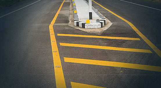 <p>O Código de Trânsito Brasileiro (CTB) apresenta diversos termos desconhecidos pela maioria dos motoristas, como as marcas de canalização. O não entendimento desses termos pode resultar em penalidades significativas, como estabelecido pelo artigo 193 do CTB, que classifica a transgressão de transitar sobre essas marcas como infração gravíssima, acarretando em severas penalidades para o condutor.</p>

<p>As marcas de canalização, também conhecidas como faixas zebradas, estão posicionadas na pista para guiar os fluxos de tráfego, orientando a circulação de veículos e regulamentando as áreas de pavimento não destinadas à utilização.</p>

<p>O tráfego em via de canalização ocorre quando o condutor direciona o veículo sobre elas, ou seja, transita em uma área do pavimento designada como não utilizável.</p>

<p>Essas faixas podem ser distintas por suas cores. Faixas brancas indicam o fluxo no mesmo sentido, enquanto as amarelas designam vias de sentidos opostos.</p>

<p>Mas, atenção! Transitar sobre essas faixas constitui uma infração gravíssima, resultando em 7 pontos na Carteira Nacional de Habilitação (CNH). Além dos pontos, ao ser flagrado transitando sobre as marcas de canalização, a penalidade equivale a três vezes o valor da multa gravíssima, que é de R$293,47, totalizando um montante de R$880,41 a ser pago pelo proprietário.</p>

<p>📣 Você sabia dessa regra? Essa orientação foi importante? Então, passe adiante essa informação para que mais pessoas a conheçam! 😉</p>
