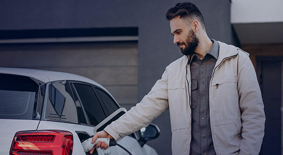 <p>Os preços dos carros elétricos são um grande desafio para aumentar as vendas, principalmente em países com renda mais baixa. Mesmo em lugares mais desenvolvidos, como na Europa, as pessoas também se preocupam com o custo. Uma pesquisa da Standard & Poor's mostra que quase metade dos entrevistados em diferentes países vê o preço como um impedimento, mesmo sabendo que a tecnologia é mais cara.</p>

<p>Além disso, menos da metade das pessoas está confiante de que a tecnologia está pronta para ser amplamente adotada. Isso indica uma mudança nas opiniões dos consumidores em relação a esses veículos. Há também preocupações sobre defeitos em redes de recarga, o que desanima quem pensa em viajar com carros elétricos.</p>

<p>Na Europa, que fica logo atrás da China na aceitação de carros elétricos, as vendas estão crescendo, mas as previsões para o futuro são menos otimistas. Empresas como Volkswagen e Ford estão enfrentando desafios na construção de fábricas de baterias, indicando incertezas no mercado.</p>

<p>A Suíça vai acabar com a isenção de impostos para carros elétricos, seguindo uma tendência que pode se espalhar por outros países. Tudo isso mostra que a aceitação de carros elétricos está desacelerando na Europa.</p>

<p>Para reverter essa situação, Volkswagen e Renault anunciaram planos para lançar modelos elétricos mais acessíveis nos próximos anos. No entanto, o cenário é desafiador, com a indústria automotiva buscando soluções diante de obstáculos como preços altos, problemas de infraestrutura e incertezas. A adaptação será, portanto, fundamental para impulsionar a adoção em massa da tecnologia de carros elétricos.</p>
