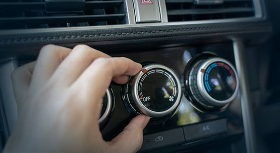 <p>Com o aumento da temperatura e a chegada do verão, o calor torna-se inevitável, assim como o uso do ar-condicionado. No entanto, é essencial tomar precauções para evitar possíveis problemas associados ao equipamento.</p>

<p>É fundamental lembrar-se de uma dica crucial para a sua saúde: alguns minutos antes de chegar em casa de carro, desligue o compressor do ar-condicionado.</p>

<p>Opte apenas pela ventilação, evitando o ar frio, pois este propicia a condensação da umidade atmosférica, gerando pequenas gotículas que, ao permanecerem no ambiente, favorecem a formação de fungos, bactérias e ácaros. Esses elementos podem ser inalados quando você ligar o ar-condicionado novamente, afetando diretamente seus pulmões.</p>

<p>Consulte as opções do seu ar-condicionado, pois sempre há a alternativa de ventilação sem emissão de ar frio.</p>

<p>Ao adotar a prática de desligar o compressor do ar-condicionado alguns minutos antes de chegar em casa e optar pela ventilação sem o ar frio, não apenas preservamos a saúde ao evitar a formação de fungos, bactérias e ácaros, mas também contribuímos para a qualidade do ambiente que respiramos. A conscientização sobre esses cuidados simples pode refletir positivamente na nossa respiração e bem-estar geral, promovendo um ambiente mais saudável e confortável.</p>
