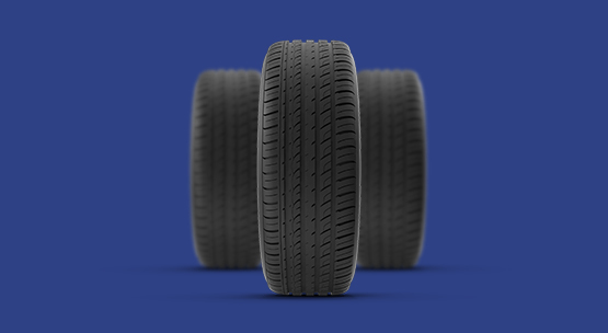 <p>A escolha dos pneus para um veículo é uma decisão que afeta diretamente a segurança, dirigibilidade e o desempenho. Quando se trata de garantir a integridade do veículo e a segurança dos ocupantes, a utilização de pneus idênticos no mesmo eixo é uma prática fundamental.</p>

<p>Conforme a Resolução Contran 913/22, quando no mesmo eixo e simetricamente montados, os pneus devem ser de idêntica<br />
construção, mesmo tamanho, mesma carga e serem montados em aros de dimensões iguais, somente permitindo-se a assimetria quando se utilizar o pneu estepe, nos casos de emergência.</p>

<p>De início, a simetria dos pneus oferece uma dirigibilidade mais previsível e estável. Pneus idênticos garantem que as características de aderência e resposta ao volante sejam uniformes. Isso é essencial para manter o controle do veículo, especialmente em situações de emergência, em que a estabilidade é crucial.</p>

<p>Além disso, ao utilizar pneus idênticos no mesmo eixo, a distribuição de forças e pesos é igual entre eles. Isso ajuda a evitar desequilíbrios que podem levar a problemas de direção, como vibrações excessivas ou desgaste irregular dos pneus. Manter a estabilidade de tração e frenagem também é mais fácil quando os pneus no mesmo eixo são iguais, garantindo uma resposta consistente em diversas condições de estrada.</p>

<p>A economia de combustível também é beneficiada por essa prática, uma vez que pneus idênticos tendem a ter a mesma resistência ao rolamento. Isso significa que o veículo requer menos energia para se mover, resultando em um consumo de combustível mais eficiente.</p>

<p>Portanto, a importância de usar pneus idênticos no mesmo eixo dos veículos automotores não pode ser subestimada. Tal prática contribui para uma dirigibilidade mais segura e previsível, evita problemas de desgaste irregular, proporciona economia de combustível, promove a segurança nas estradas e além disso evita multas e gastos desnecessários. Então, ao escolher pneus para o seu veículo, certifique-se de manter a uniformidade, garantindo assim uma experiência de condução mais segura e eficaz.</p>
