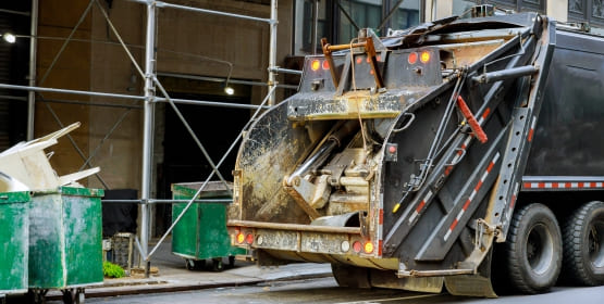 <p>Considera-se a atividade de coleta e transporte de entulhos fundamental para limpeza urbana, preservação do meio ambiente e saúde pública.</p>

<p>Na grande São Paulo, quem coleta e transporta resíduos sólidos da construção civil, precisa ter prévia autorização do Poder Público Municipal, mediante Cadastro junto à Autoridade Municipal de Limpeza Urbana ( AMLURB), para explorar esta atividade.</p>

<p>Para obter essa autorização, entre outras exigências, está a inspeção dos veículos e seus respectivos equipamentos comprovando as condições operacionais para execução da atividade, expedido por organismo acreditado pelo INMETRO, atendendo a NBR 14040. São verificados vários itens de segurança como pneus, freios, iluminação, sinalização, suspensão, equipamentos obrigatórios, entre outros. A maior parte da inspeção de segurança veicular é mecanizada, o que minimiza erros, garantindo maior credibilidade e seriedade ao processo.</p>

<p>O <a href=