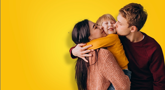 <p>O transporte escolar dos filhos é uma preocupação de muitos pais. Afinal, por conta do trabalho ou de outras atividades, nem sempre é possível assumir o compromisso de levar os filhos ao colégio, deixando-os sob a responsabilidade dos transportadores escolares.</p>

<p>O responsável pelo transporte das crianças precisa ter algumas características específicas como, ser calmo, educado, cuidadoso, pontual, organizado, respeitador, e, principalmente, um profissional técnico e psicologicamente bem preparado para exercer a atividade. Afinal, transportar qualquer passageiro já exige um alto nível de atenção e responsabilidade do motorista. Quando envolve crianças, o cuidado deve ser redobrado, pois em situações de risco não saberão o que fazer.</p>

<p>O veículo, por sua vez, deve passar por vistorias semestrais realizadas pelo Detran ou por órgão municipal de trânsito, devendo ser verificados equipamentos obrigatórios e de segurança, como cintos para todos os ocupantes do veículo, pneus que ofereçam boas condições, extintor de incêndio, entre outros.</p>

<p>Os pais que contratam esse serviço têm um papel importante na fiscalização. É preciso verificar frequentemente o estado de conservação do veículo, sempre observar se há algum tipo de avaria visível. Além disso, é muito importante ficar atento ao comportamento do motorista na hora em que ele pega seu filho e quando o traz de volta. Perceba se é educado, se arranca o carro de forma imprudente e se é atencioso. Caso não estejam contentes com o serviço e percebam irregularidades, os pais devem denunciar ao órgão que fiscaliza esses veículos em sua cidade.</p>

<p>A má qualidade e a falta de segurança no transporte escolar são responsáveis por inúmeros acidentes com consequências desastrosas tanto para as vítimas, quanto para as suas famílias, por isso é fundamental que todos (pais, poder público, sociedade) se envolvam neste processo, com objetivo de prevenir acidentes e preservar vidas tão preciosas.</p>
