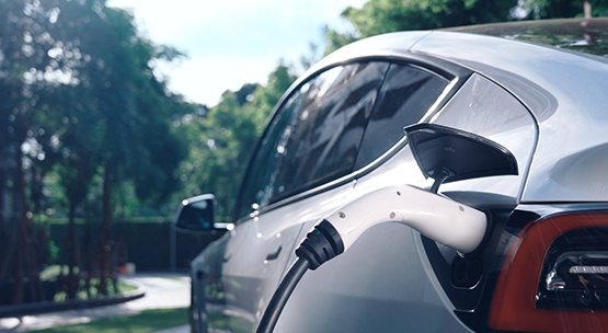 <p> </p>

<p>Embora o custo inicial de um carro elétrico seja elevado, sua manutenção é significativamente mais barata do que a de um veículo a combustão. Além do reabastecimento mais em conta, a manutenção e revisão de carros elétricos são mais simples e econômicas em comparação com os veículos a combustão.</p>

<p>O principal fator para essa economia é a menor quantidade de peças móveis e itens de desgaste nos carros elétricos. Enquanto um motor a combustão tem cerca de 400 componentes, um motor elétrico possui apenas 50. Motores elétricos não requerem lubrificantes, ao contrário dos motores a gasolina, que precisam de trocas de óleo a cada 5 mil a 10 mil km. Portanto, itens como cárter, bomba e filtro de óleo são desnecessários em veículos elétricos.</p>

<p>Além disso, veículos elétricos não necessitam de velas de ignição, pois não há mistura ar-combustível a ser detonada por centelha. Também eliminam a necessidade de bomba de combustível, filtros de ar e combustível, mangueiras, virabrequim, biela e correias dentadas.</p>

<p>Outra vantagem dos carros elétricos é a ausência de transmissão convencional. Enquanto os carros a combustão possuem câmbios com diversas engrenagens, os carros elétricos possuem uma caixa de transmissão conectada diretamente ao diferencial.</p>

<p>Apesar da simplicidade na manutenção dos carros elétricos, é essencial que os serviços sejam realizados por profissionais especializados. Assim como as instalações elétricas requerem técnicos qualificados, a manutenção de veículos elétricos também exige profissionais treinados e bem preparados.</p>
